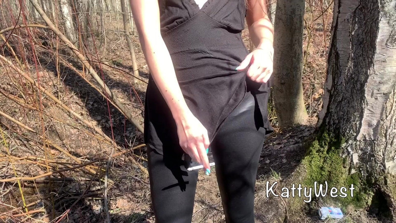Katty West: Fumando all'aperto nel parco