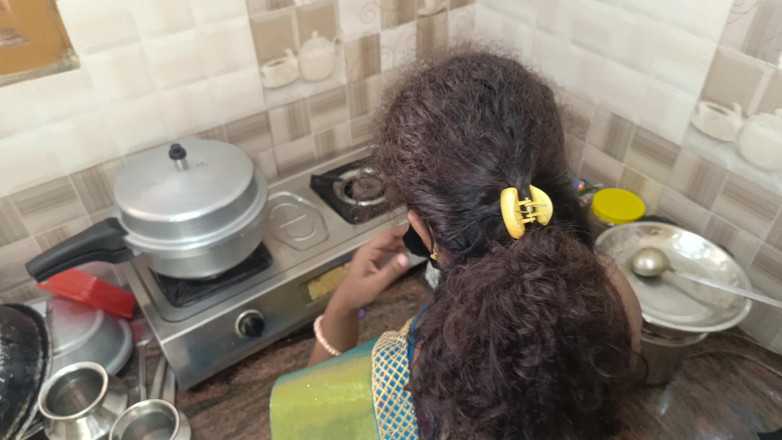 Pushpa studio: Ama de casa tramposa del sur de India