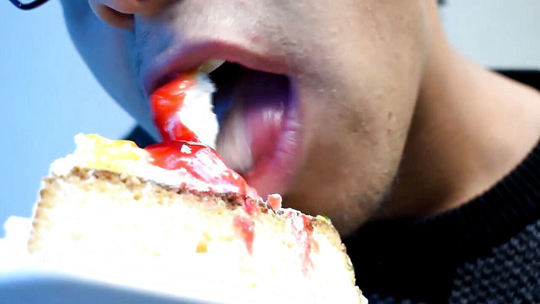 Dreichwe: ケーキを口で食べる