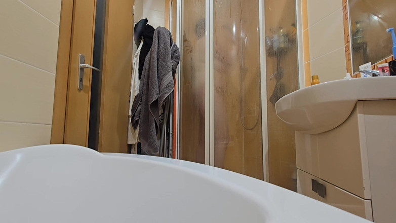 HNC Productions: En bystig BBW duschar i duschstugan, rakar hennes armhålor, fitta...
