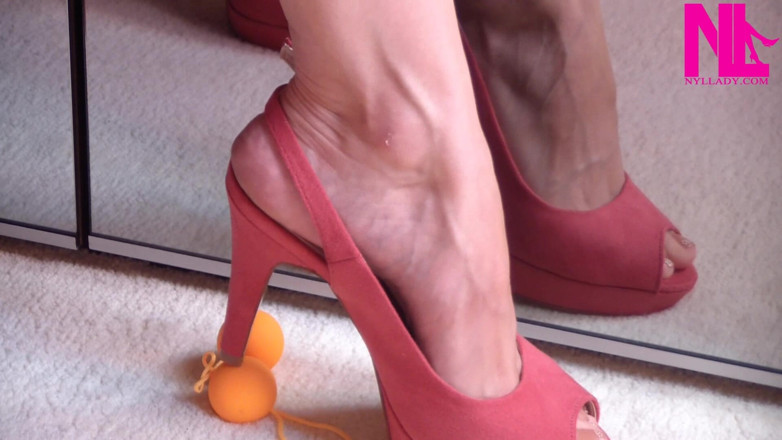 Nyllady: Penderaan telur – telur dalam toe merah jambu sandal terbuka pada...