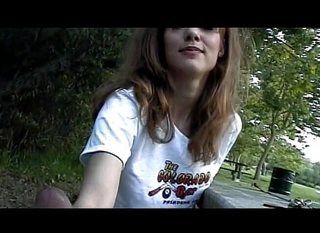 Public Lust: Une salope brune tire la bite d'un mec dehors