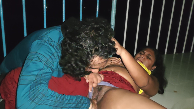 Vaigavarun45: 夜间在河边的户外性爱，喀拉拉邦夫妇在夜间在河边浪漫啪