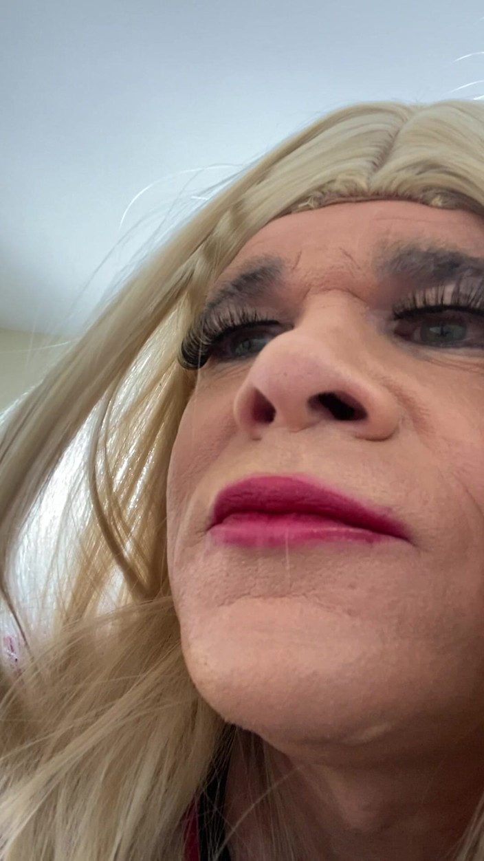 MadisonCD2025: Çoraplı topuklu etekli amatör travesti kocasını odasına baştan çıkarıyor sakso çekiyor ama...