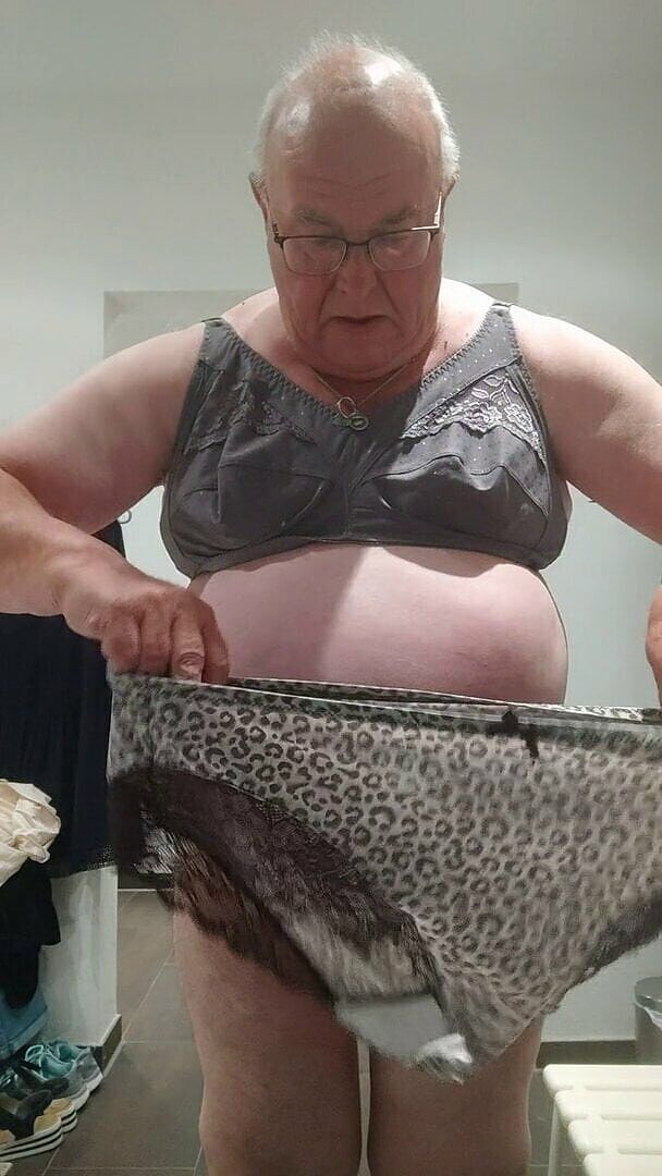 Karlchengeil: Wifes Pant और Bra