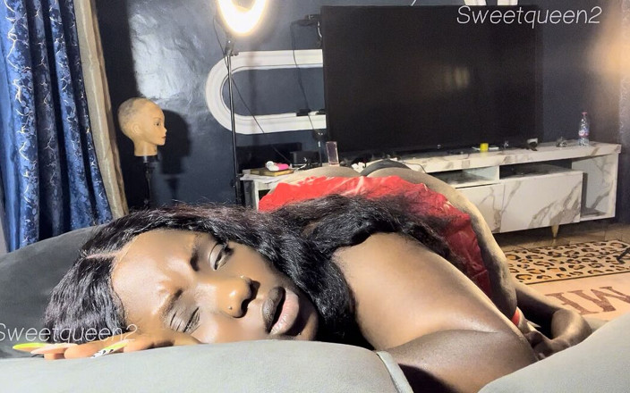 Sweetqueen2: Chtěl mi kouřit kundičku a zadek lízat, než se nějaký...