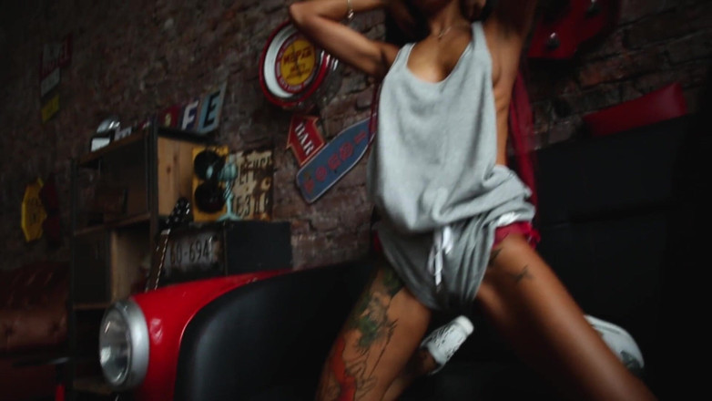 StasyQ: La ragazza tatuata giovane e sexy si mostra