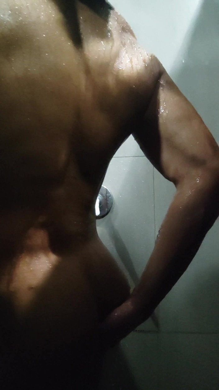 trebol_Jess: ホットラテン男はシャワーで自分自身に触れるのが大好き