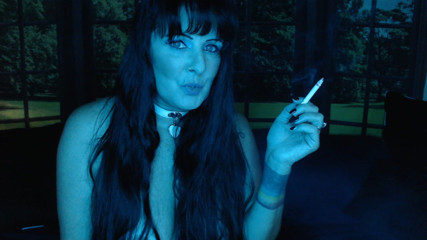 Abby Anna: Une déesse qui fume exhibe