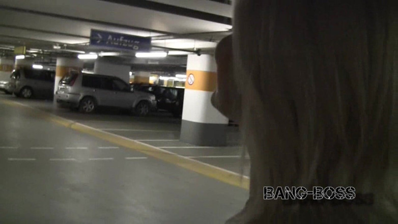 Bang-Boss: Une salope blonde se fait baiser en public à Potsdamer Platz