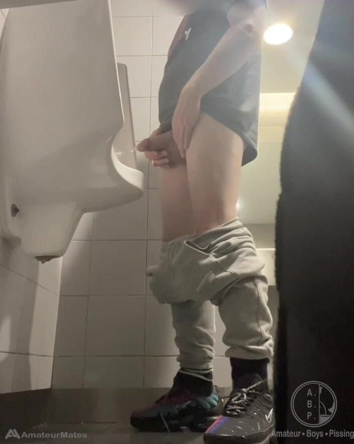 AmateurBoysPissing: 2 chlapci v teniskách se baví na veřejných toaletách 'pisoár