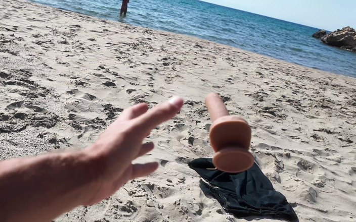 ExpressiaGirl: Nudista con curvas y en la playa. Consolador divertido! Adiós!