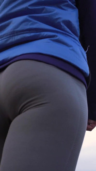 Une amatrice avec un beau cul se balade dans un pantalon moulant, vue d'en dessous