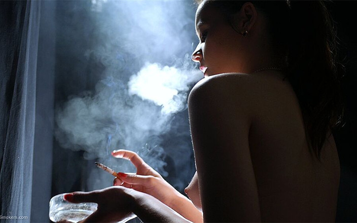 Russian Smokers: Молода брюнетка курить у червоній спідниці Тюль