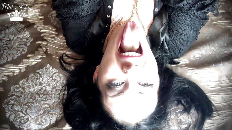 Goddess Misha Goldy: Sexy riesin schwebt dich über ihren hungrigen mündern, bevor du dich...
