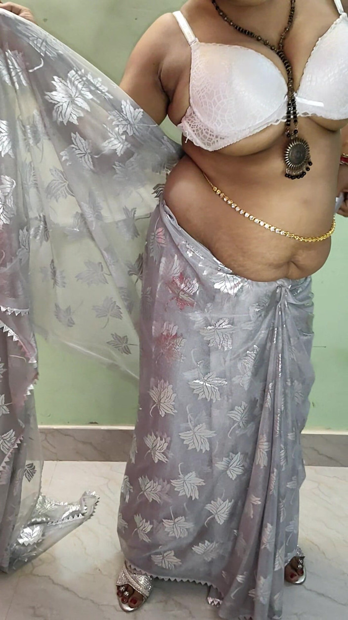Kavita suman: インドのBBW妻ヌードダンスパート1