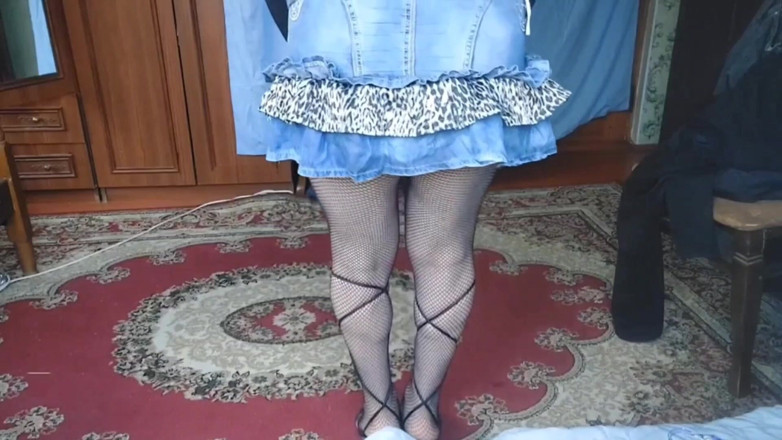 Kitty_Cross: Deslumbrante Femboy vestindo calças brilhantes sob vestido puro