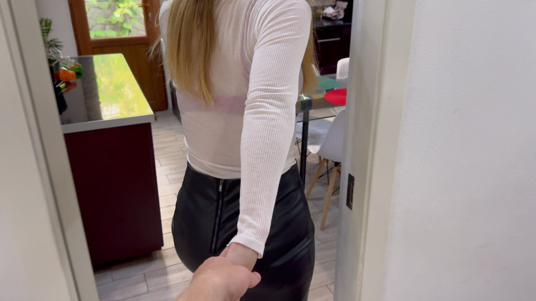 Milfetta: Mama mea vitregă m-a făcut să mă spăl și să ejaculez!