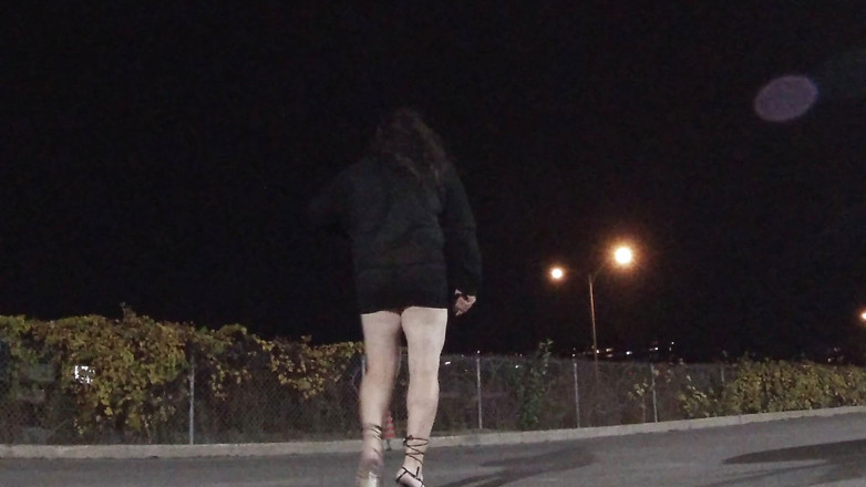 JonasBen: Sissy arrapata travestito maturo cammina e mostra all'aperto