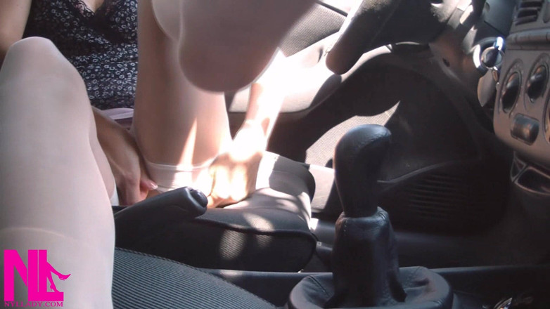 Nyllady: Revving și Crazy Pedal pumping în ciorapi albi și sandale albe cu toc înalt...