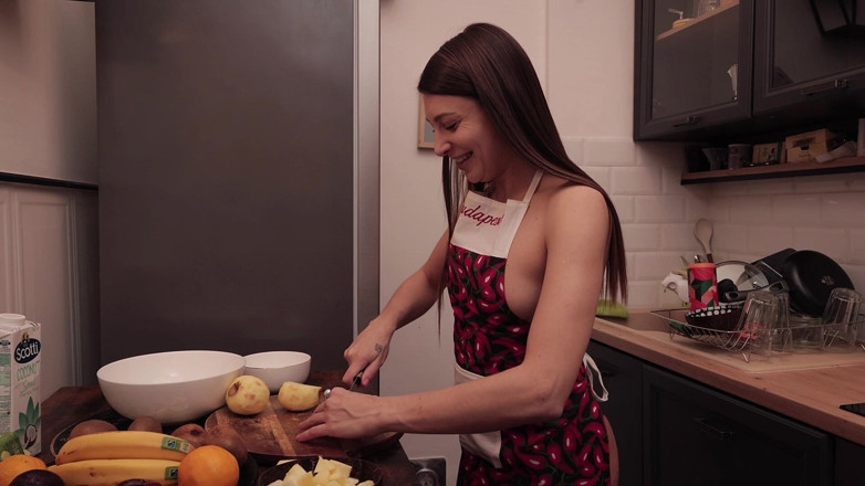 Talia Mint: Scène de cuisine en solo