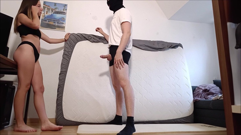 GermanBallsBusted: Descalça, rebolando de biquíni