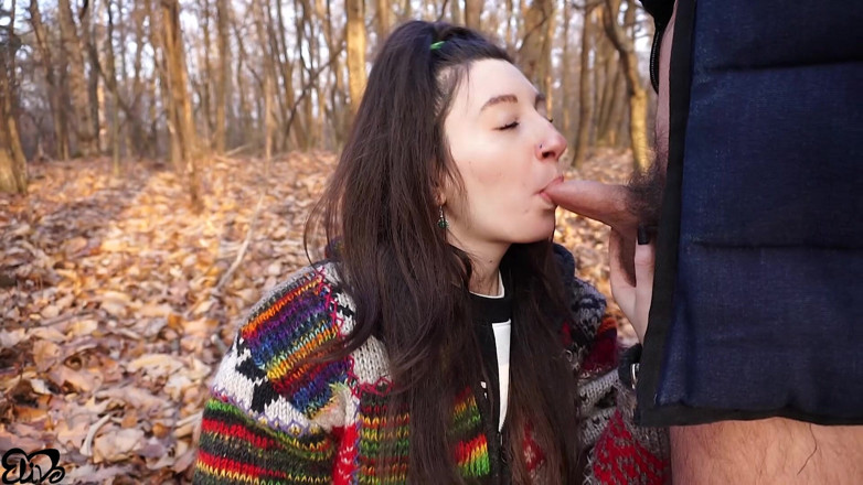 ElivaLove: 在树林里对毛茸茸的鸡巴口交（吞咽）