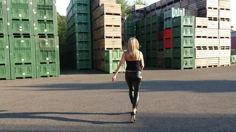 martinawest: Nonna che cammina fuori con i leggings neri