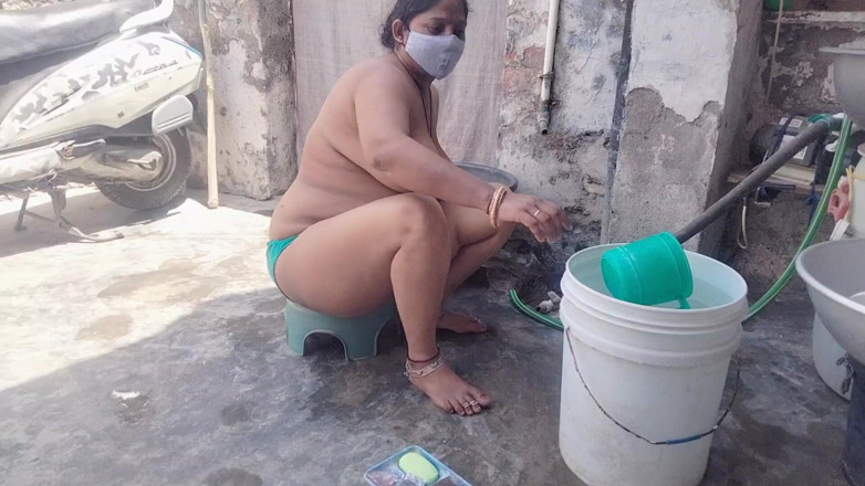 Yourgeeta8899: Indische Bhabhi's hete video tijdens het baden