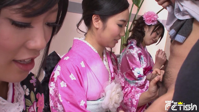 Pure Japanese adult video ( JAV): Tři japonské holky kouří skupinu mužů s chlupatými ptáky a...