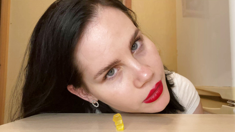 Anna Sky: ジャイアンテスはグミベアとおもちゃを食べます。4K解像度