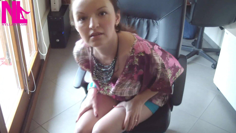 Nyllady: Nyllady memakai stoking ketat dan footplay dengan wedges berwarna susu