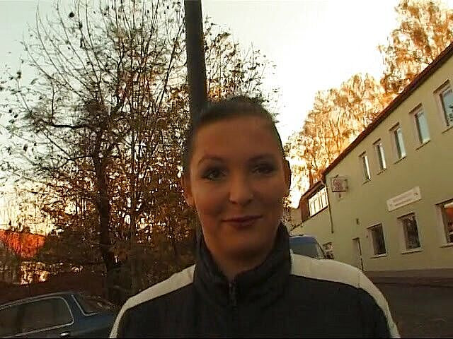 Lucky Cooch: Chica alemana dando una entrevista al aire libre