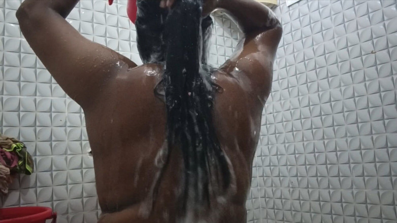 Skakoi: Une beauté desi sexy prend une douche toute seule dans...