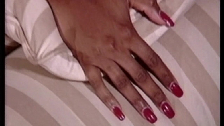 THAGSON 18+: Des bombasses MILF sensuelles doigtent des chattes mouillées jusqu’à l’extase