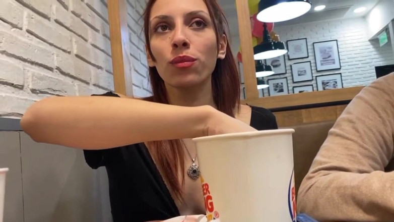 Lynn Scream: Publicl Blowjob &amp; Fick auf Burguer King's bathroom + Exhibitionismus auf der...