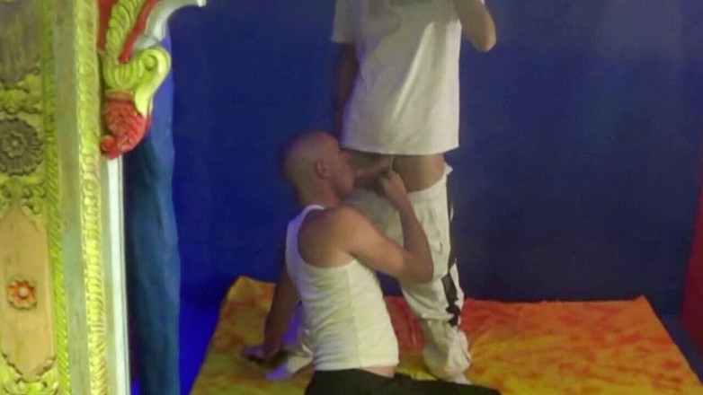 Gaybareback: Ryan bú cu xxl cậu bé dang rộng