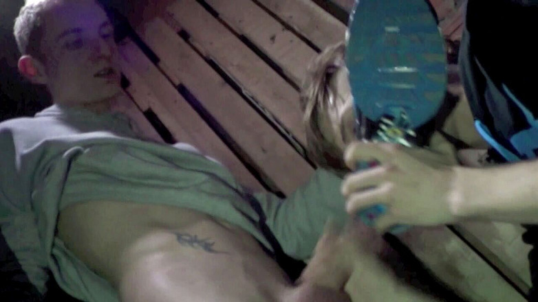 Sneaker gay: Romain chupó a su amigo en zapatillas