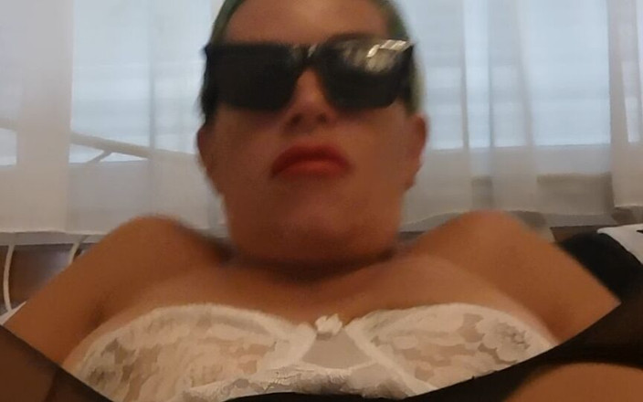 Wetwhore: Видео с показом дилдо
