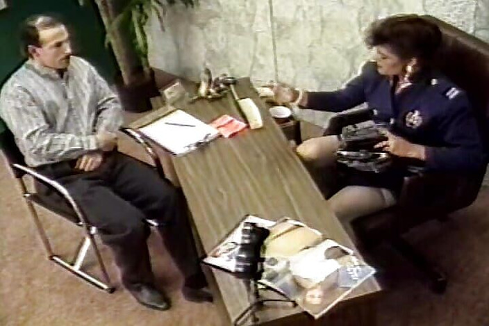 Vintage Life: Поліцейський стукав по столу в її офісі