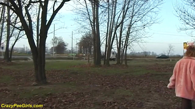 Crazy pee girls: Rothaarige ehefrau pisst im freien