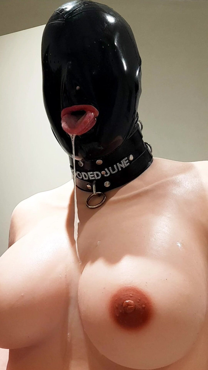 Hooded June: Kapşonlu June kadın kılıklı cd ıslak dildo sakso salya akıtıyor