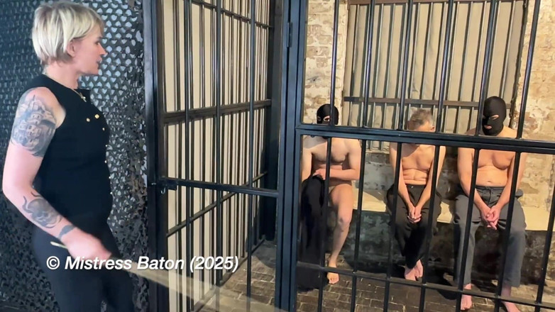 MistressBaton: क्रूर जेल वार्डन द्वारा जेल व्यायाम परीक्षण