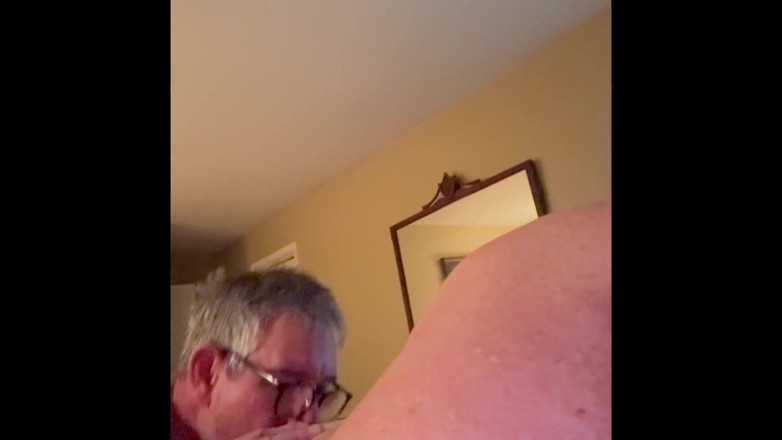 Bonewizzard69: Une femme sexy décodée s’amuse devant la caméra