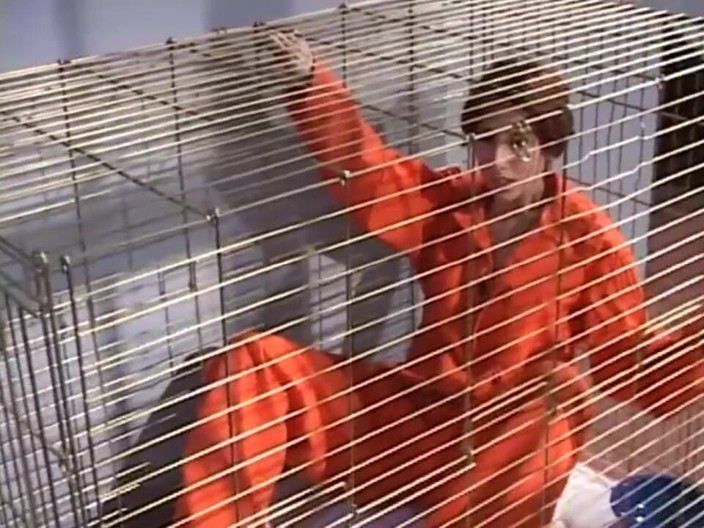 American Idol X: Chica puta necesita chupar una gran polla en la jaula