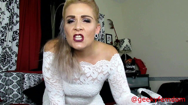 Geeky Femdom: Atrapado en casa con mami 2