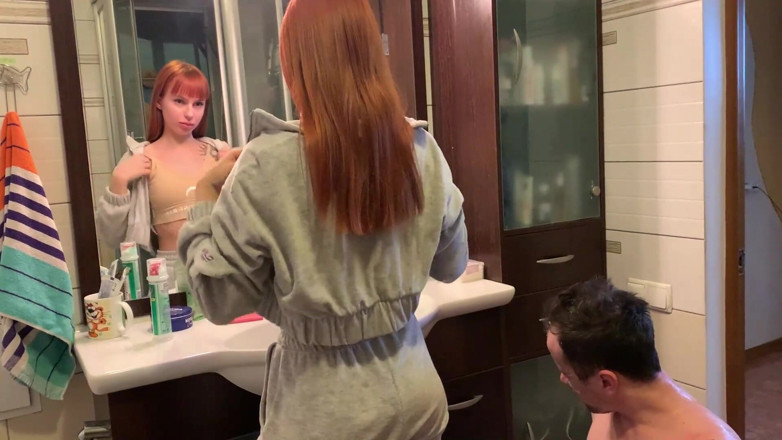 Petite Princesses Femdom: Kızıl saçlı kız dişlerini fırçalıyor ve kölenin ağzına tükürüyor - amatör...