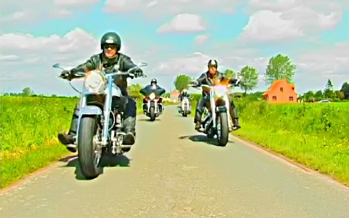 Asian Club: Le patron d’un gang de motards invite une danseuse exotique...