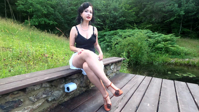 Wanilianna: Branlette dehors dans des collants déchirés
