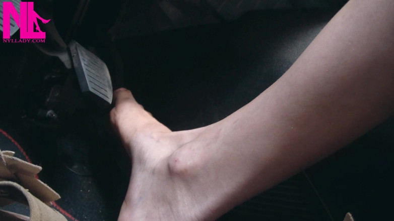 Nyllady: Crazy Barefoot - Mengepam Pedal Dengan Cara Tinggi